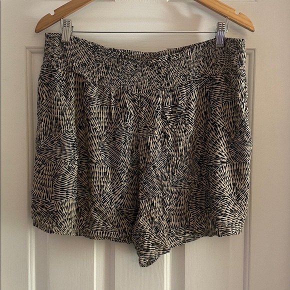 Three Dots Women's Printed Pull On Printed Shorts Beige Size XL - Picture 5 of 6